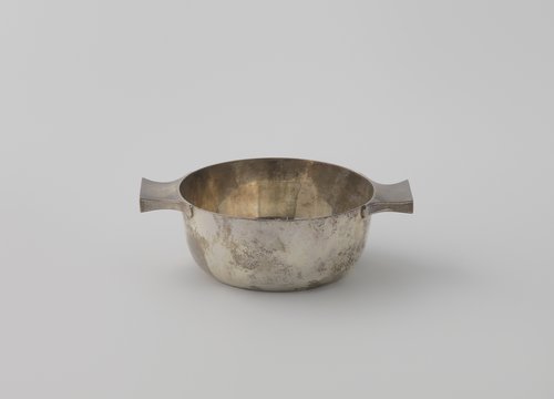 Bak van zilver, rond, met een convex gewelfde zich verbredende wand met twee horizontale handvatten langs de bovenrand. by Monogrammist HHP