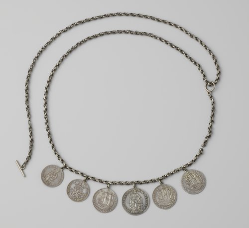 Ketting met zes munten in doos by Unknown Artist