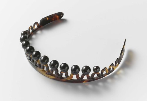 Diadeem van kunststof met schildpadmotief, driekwart cirkelvormig met bollen op de golvende rand by anonymous