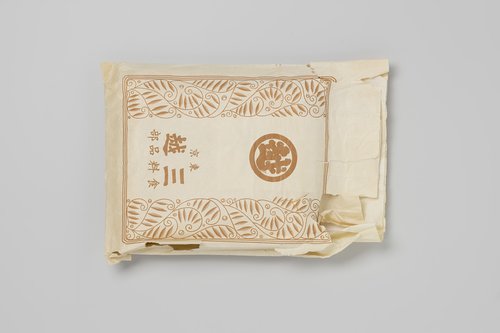 Papierzak waarin 22 haarnetjes, per 2 of 3 stuks verpakt, met Engels/Japans opschrift by anonymous