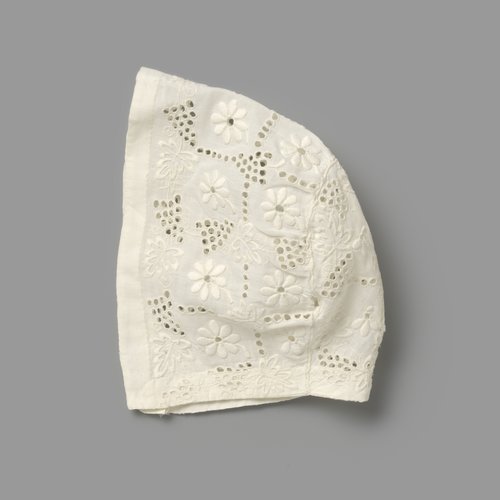 Witte katoenen kindermuts met Engels borduurwerk by anonymous