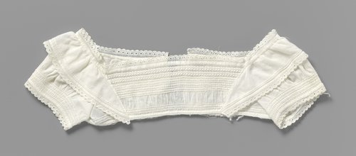Een lijf van een babyjurk, van fijn batist, met geborduurde, driehoekige voorpandversieringen by anonymous