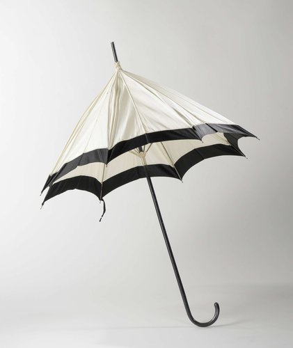 Parasol met dek van effen witte zijde, afgezet met brede zwarte rand op een zwartgeverfde stok met ronde haak