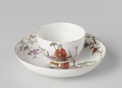 Kop en schotel, veelkleurig beschilderd met chinoiserieën.