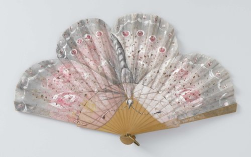 Vouwwaaier met geschulpt blad van katoenen gaas geheel beschilderd als vlinder in rose, zilver en wit, op een houten montuur by Tutin