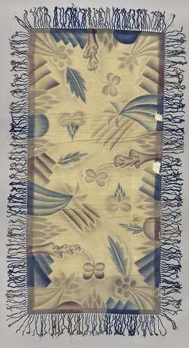 Langwerpige sjaal waarop blauwe en grijze fantasiefiguren, bladeren en bloemen, met een lange blauwe en grijze franje langs de rand