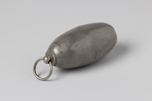 Mofkruik of gewicht van lood, ovaalvormig met aan een kant een ring by anonymous