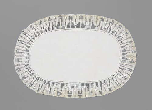 Kleed van linnen met rondom een rand kloskant met gestileerd 'klokje'-patroon van patroonontwerpster De Jager Meezenbroek-van Beverwijk by L.P.J. de Jager Meezenbroek-van Beverwijk