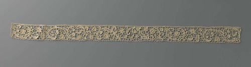 Strook naaldkant met bloemen en bladeren aan voluutranken by anonymous