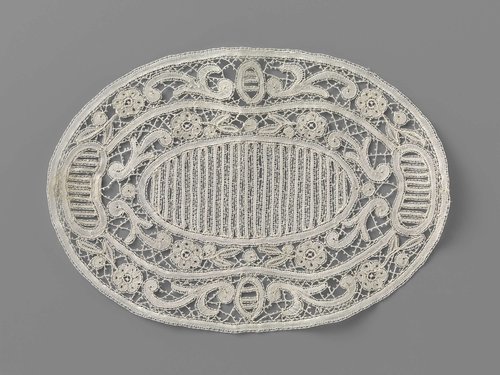 Ovaal kleedje van kloskant met gearceerde medaillons by anonymous
