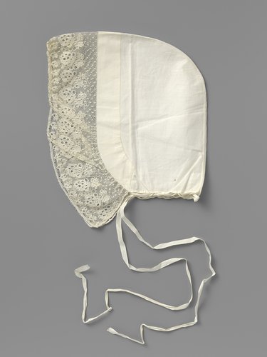 Friese muts met strook kloskant met frambozen by anonymous