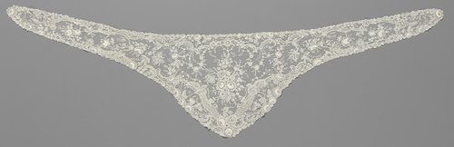 Fichu van naaldkant met V-vormige slinger by anonymous