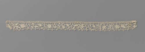 Strook naaldkant met stengels en palmetbloemen by anonymous