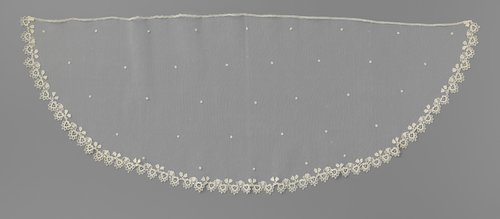 Voile van applicatiekant met hartvormige schulpjes by anonymous