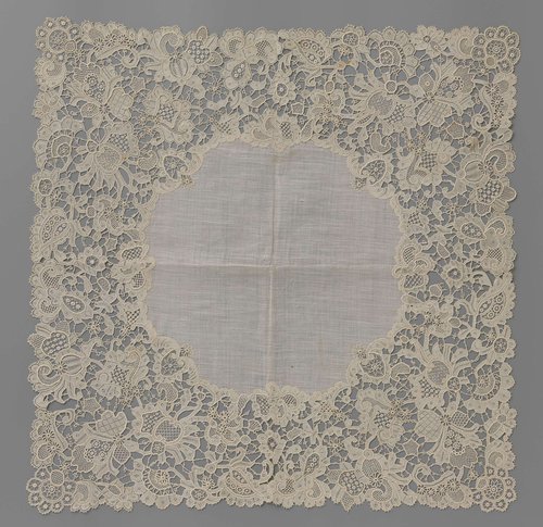 Zakdoek van naaldkant met bloemen en een binnenstuk van batist by anonymous