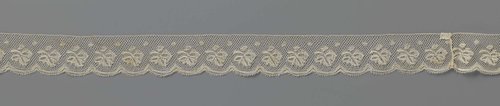 Strook kloskant met hangend drieblad by anonymous