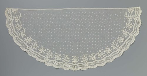 Voile van applicatiekant met golvende campane-rand by anonymous