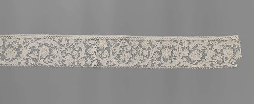 Strook naaldkant met voluutranken by anonymous