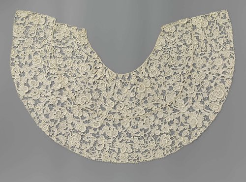 Grote ronde kraag met S-ranken