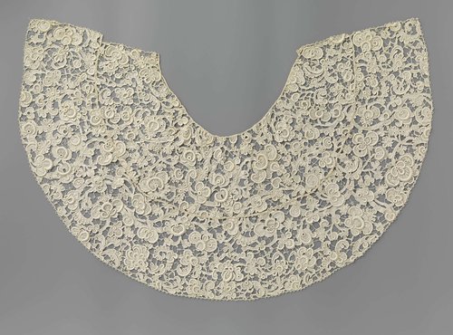 Grote ronde kraag met S-ranken