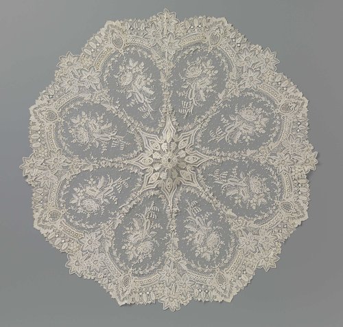 Dekje van naaldkant voor een kleine parasol met hangende lelies by anonymous