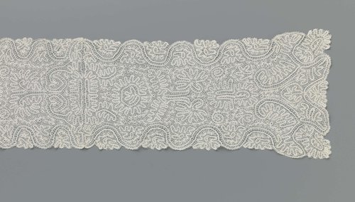 Sjaal van kloskant met golfrand by anonymous