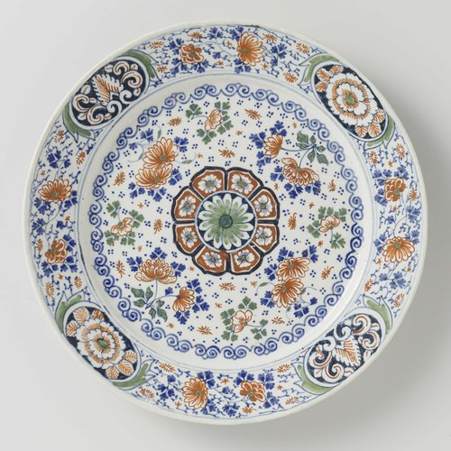Bord met bloemdecoraties en strooibloemen. by anonymous