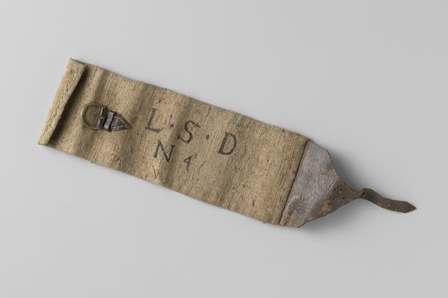 Armband van grof linnen met leren gesp by anonymous