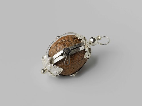 Gebedsnoot, gevat in banden van zilver met bladrozetten by anonymous
