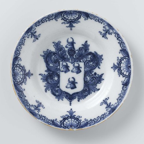 Bord, beschilderd met het familiewapen Oskamp (?)