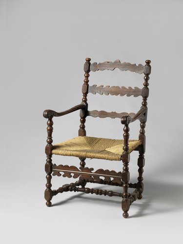 Armstoel van kerse- of pruimenhout by anonymous
