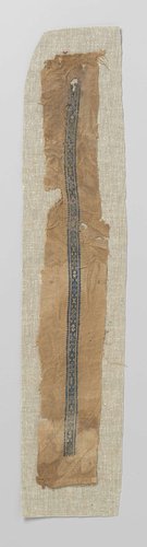 Bandvormig fragment met geometrisch patroon en getande boorden by anonymous