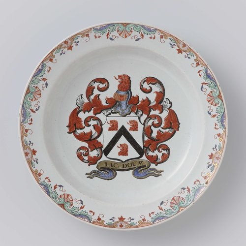Bord met op het plat het familiewapen Douw by anonymous