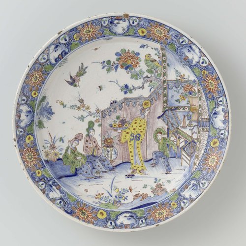 Veelkleurig beschilderde schotel met vier Chinese figuren by anonymous
