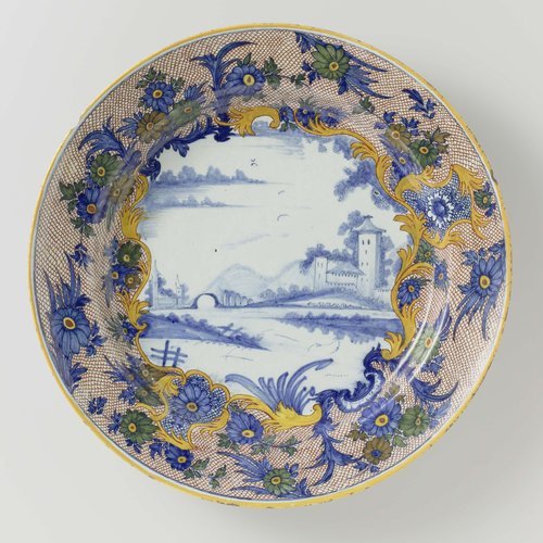 Schotel van veelkleurig beschilderde faïence by anonymous