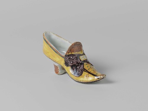 Gele schoen met paarse strik van faïence by anonymous
