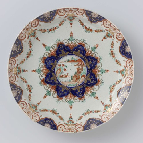Bord van veelkleurig beschilderde faïence by anonymous