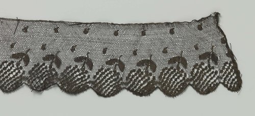 Strook kloskant met hangende ronde trosbloemen by anonymous
