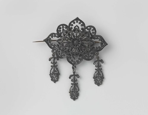 Broche by anonymous