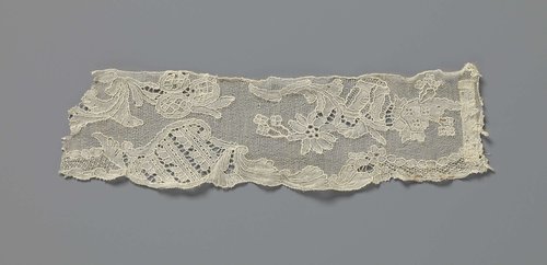 Strook naaldkant met rocaille en rozetbloem by anonymous