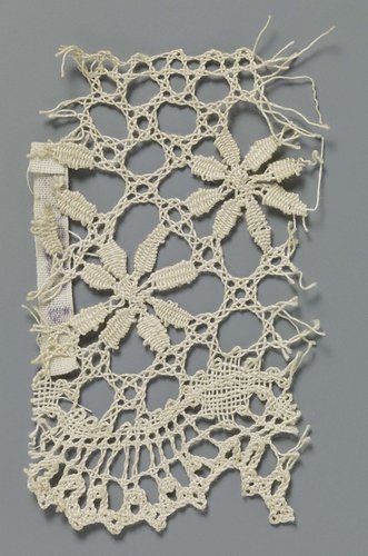 Strook kloskant met bloemen by anonymous