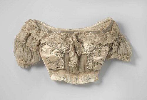 Lijf met lage hals en pofmouwen van zalmkleurige satijn, versierd met rank- en kandelaberornament van zilverdraad, lovers, chenille en zijde by Jeanne Paquin