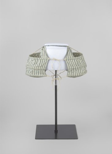 Panier bestaande uit twee delen en gemaakt van baleinen en blauw geruit linnen; onderdeel van een japon: BK-NM-13109. by anonymous