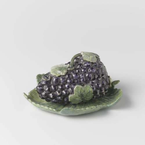 Onderschotel van veelkleurig beschilderde faience