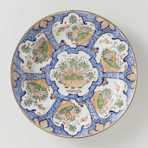 Schotel van veelkleurig beschilderde faience met decor van bloemenmanden by anonymous