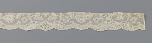Strook kant met drielobbig cartouche en afhangende bloem met druppelvormig hart by anonymous