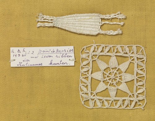 Staal kloskant met grove draad als voorbeeld van vormslag met zeven ribben met daarbij een fragment kant waarin deze techniek is toegepast by anonymous