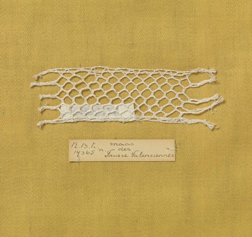 Staal kloskant met grove draad als voorbeeld van een bastaard-Valenciennes-grond (traliegrond) by anonymous