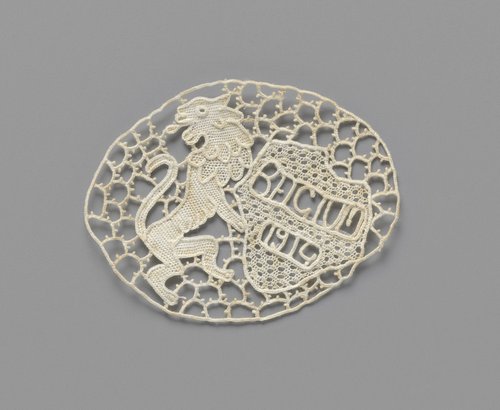 Motief van naaldkant met omziende leeuw en de tekst 'Belgium 1914' by anonymous