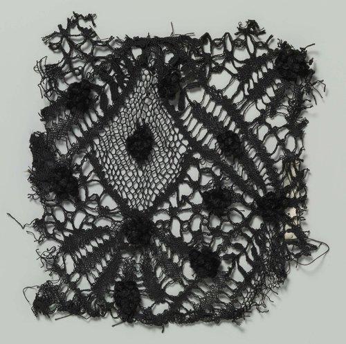 Fragment kloskant met strooipatroon van fluwelen stippen by anonymous